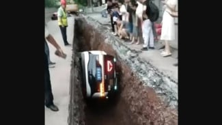 Mobil Otonom Baidu Nyungsep ke Parit