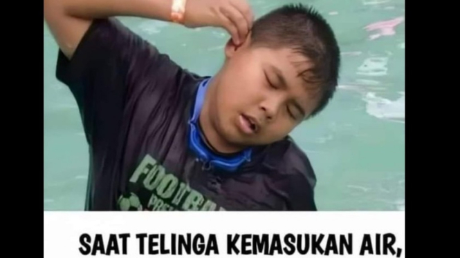 Sering terjadi telinga kemasukan air saat berenang.