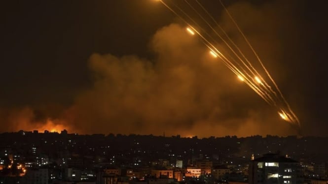 Iron Dome Israel berusaha mencegat rudal Iran.