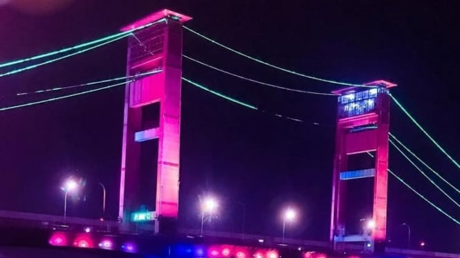 Jembatan Ampera indah saat malam hari.