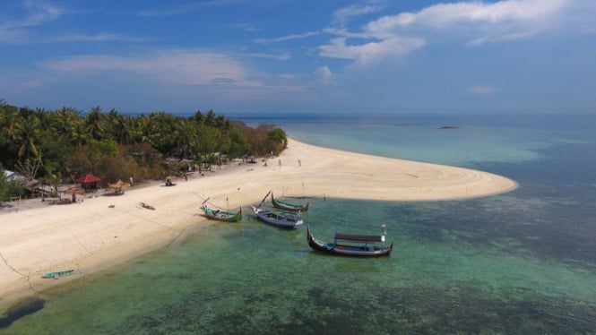 Pantai di Pulau Gili Labak, Madura