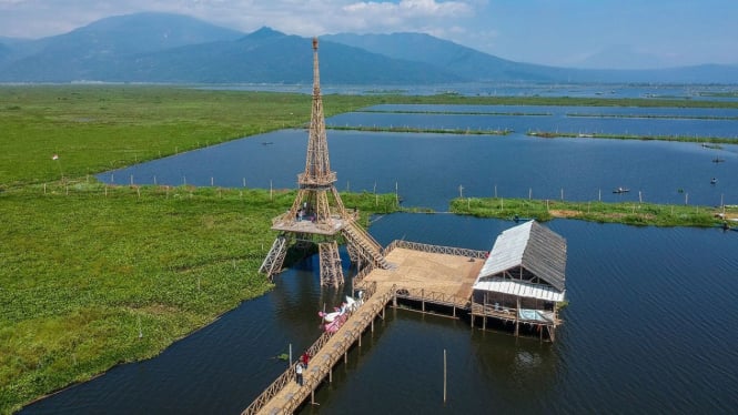 Replika Menara Eiffel, Radesa Wisata, Tuntang, Kabupaten Semarang