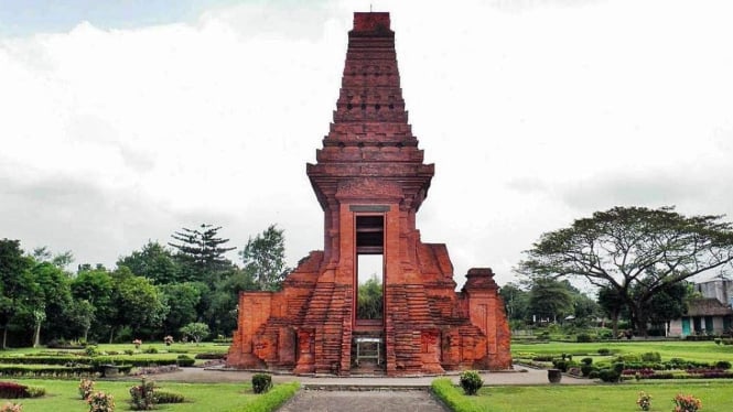 Candi Bajang Ratu di Mojokerto