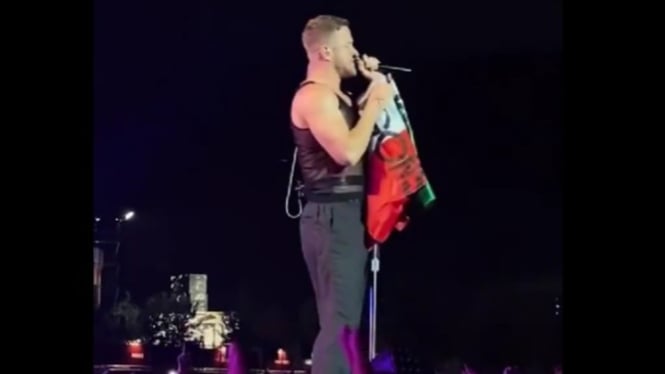 Imagine Dragons bersama bendera Palestina.