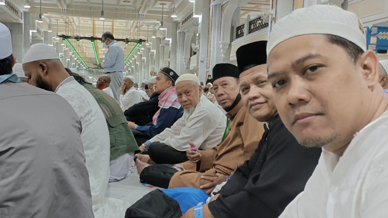 Jemaah Haji sedang Menunggu Waktu Waktu Salat di Masjid Nabawi