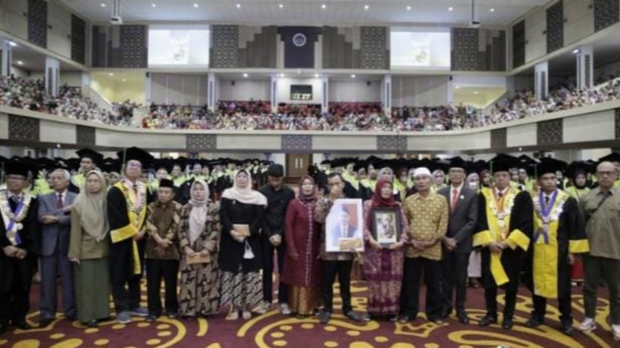 Diwakili Keluarga, Dua Korban Tewas Erupsi Gunung Marapi Diwisuda