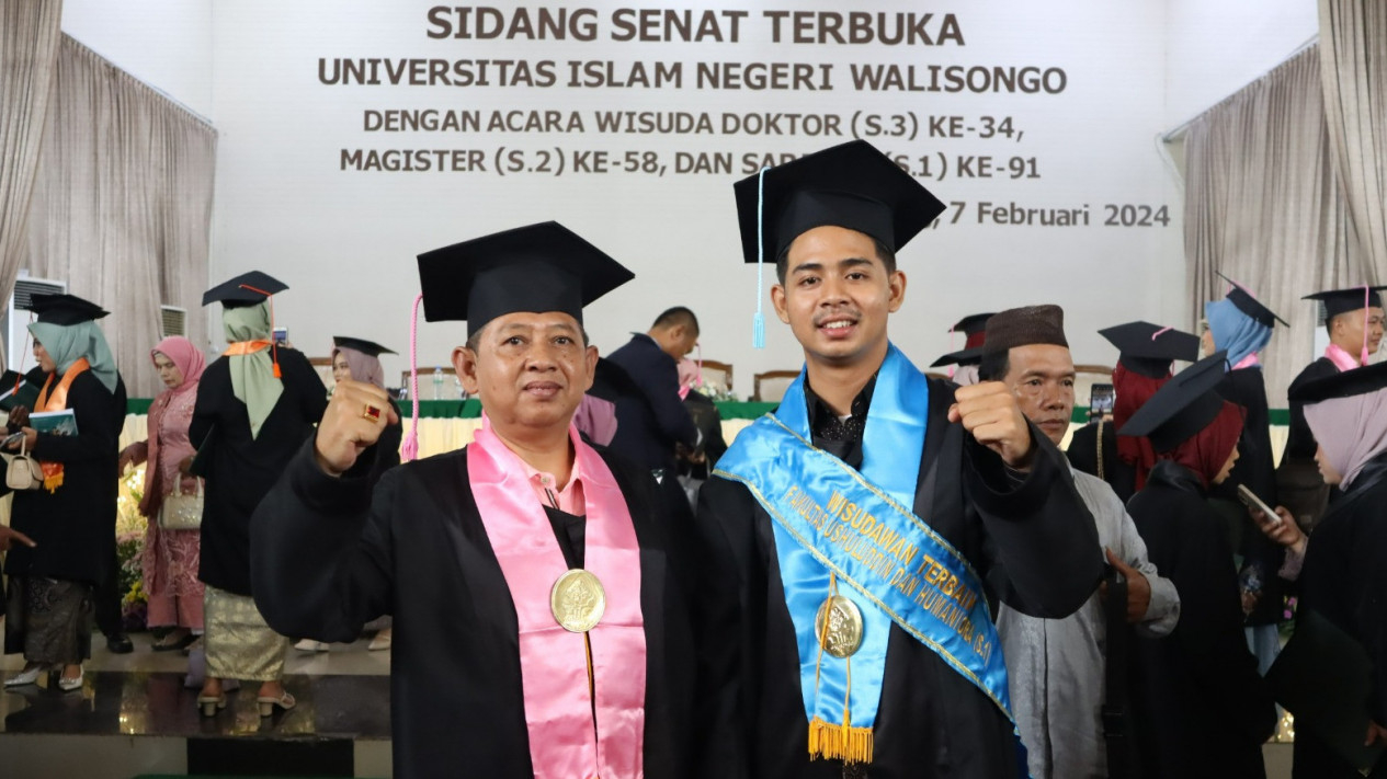 Ayah dan Anaknya Diwisuda Bareng di UIN Walisongo, Semarang