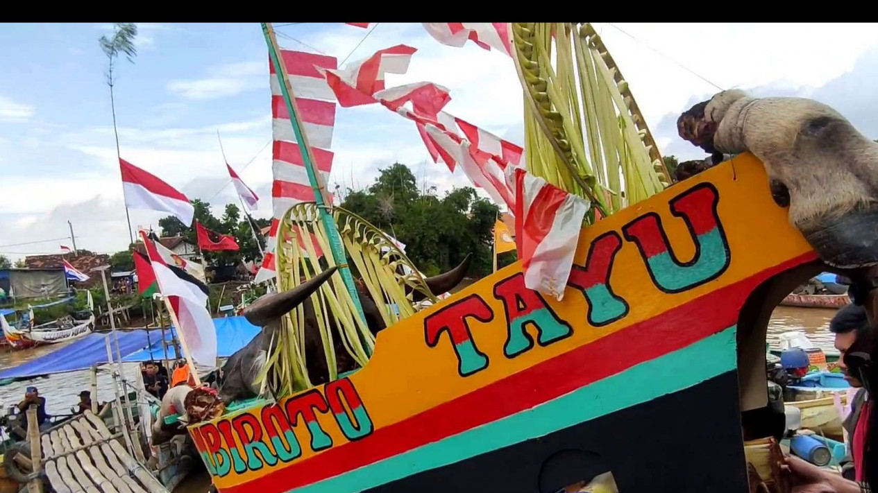 Foto Tradisi Larung Sesaji Di Kabupaten Pati Sebagi Doa Dan Harapan Bersama Untuk Rejeki Nelayan