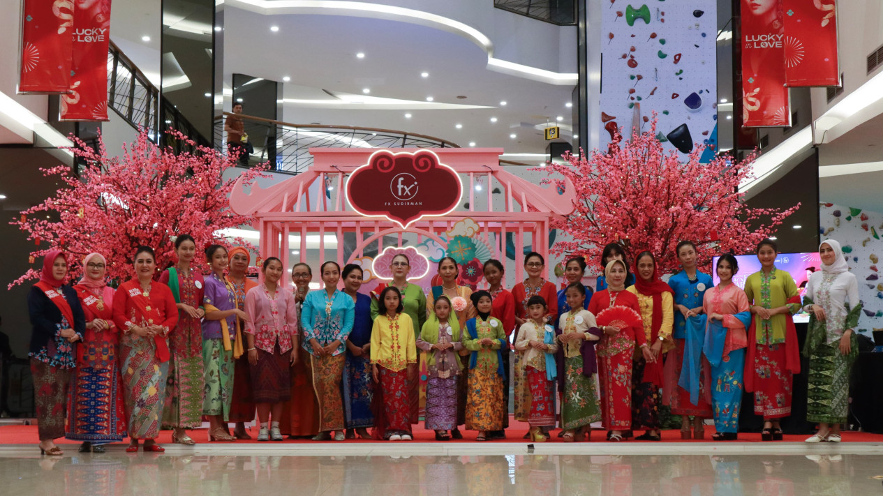 Peserta Parade Kebaya Encim dari Lintas komunitas