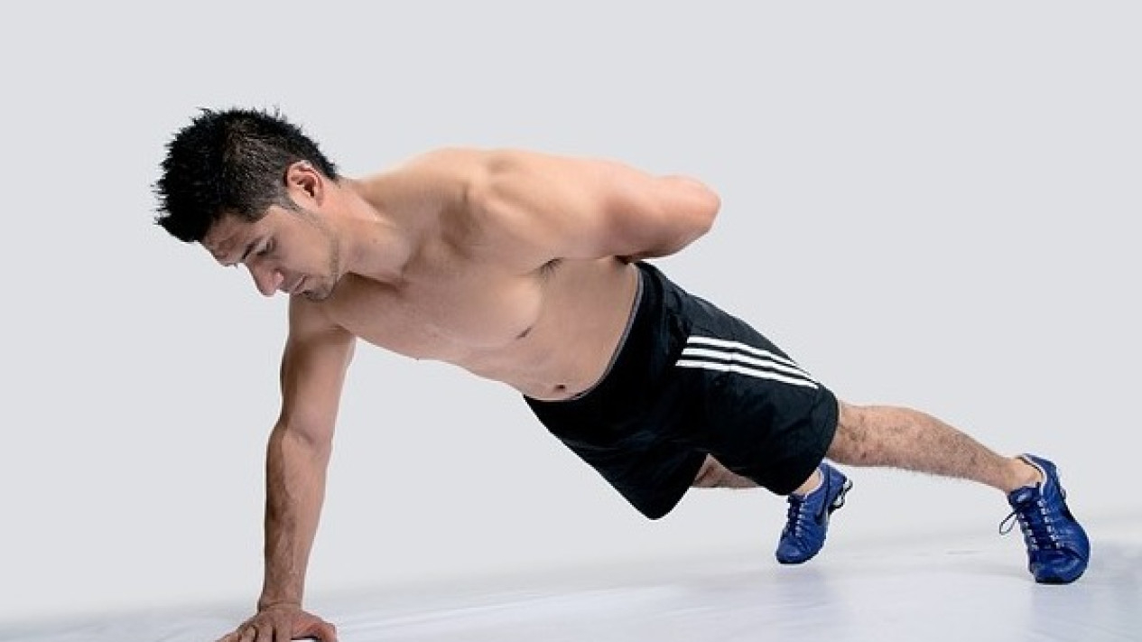 Pria Melakukan Push Up dengan Satu Tangan