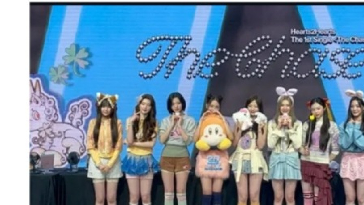 Hearts2hearts dengan kedelapan personelnya