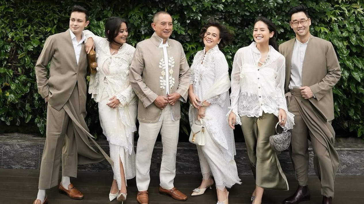 Maudy Ayunda dan keluarga