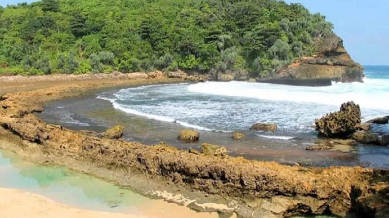 Pantai Batubengkung di Kabupaten Malang, Jawa Timur