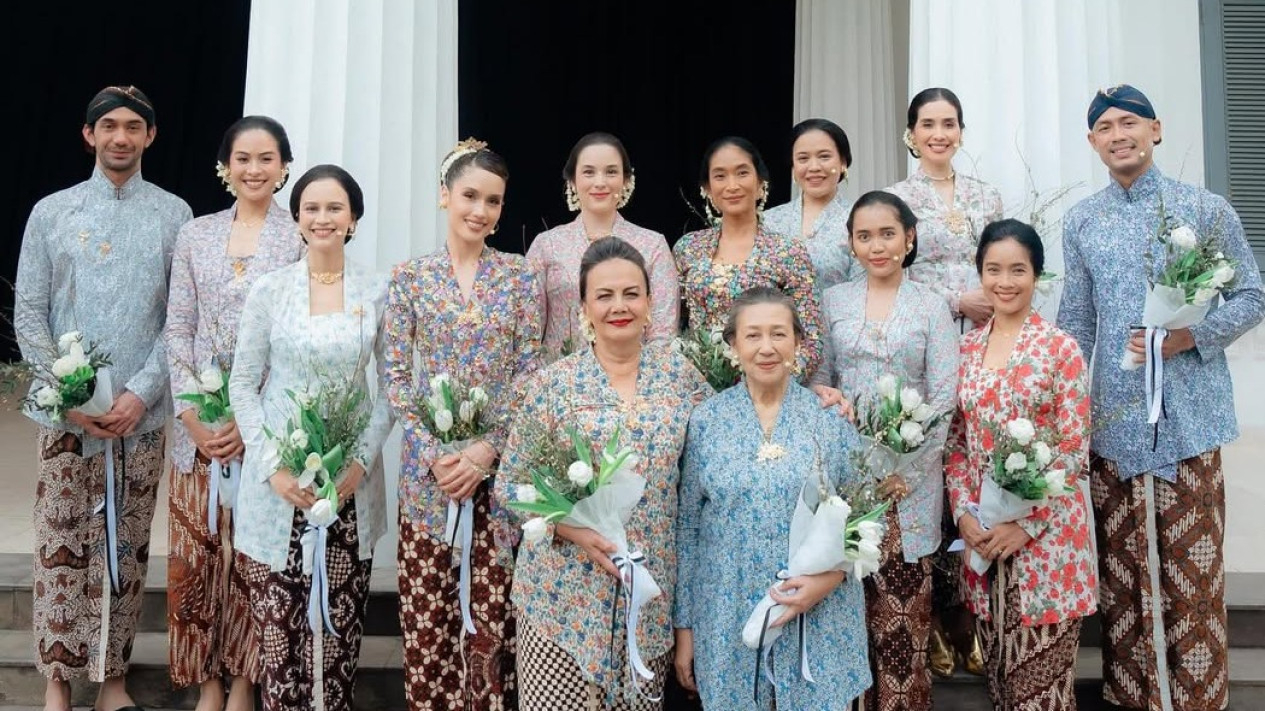 Artis Indonesia berkebaya