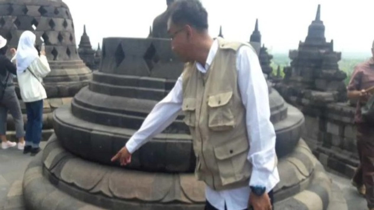 Petugas Balai Konservasi Borobudur Menunjukan Sampah Permen Karet