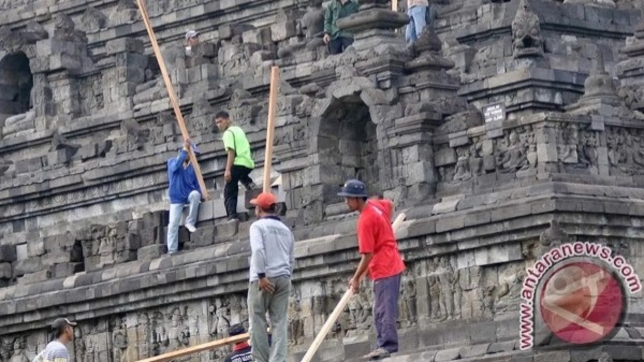 Para Pekerja Melakukan Persiapan Pembersihan Candi Borobudur