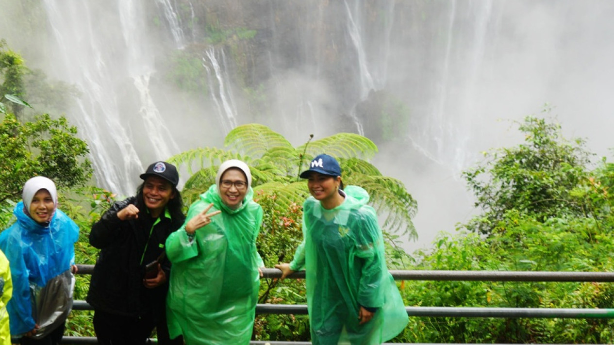 Wakil Menteri Pariwisata RI, Ni Luh Puspa di Air Terjun Tumpak Sewu