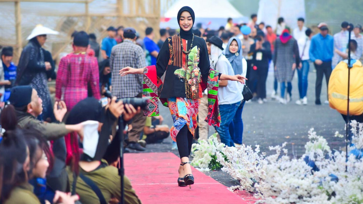 Peragaan Busana Batik Khas Lumajang di Pantai Watu Pecak