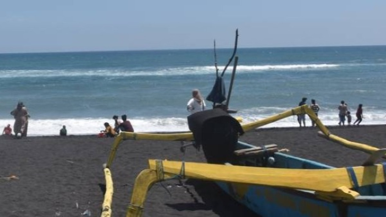 Pantai Watu Pecak di Lumajang