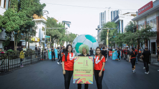Warga Surabaya Sambut Trophy Experience Piala Dunia U-17 Warga Surabaya Sambut Trophy Experience Piala Dunia U-17