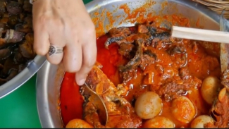 Mengambil Bandeng Bumbu Bali, Sebelahnya Ada Telur dan Belut Mengambil Bandeng Bumbu Bali, Sebelahnya Ada Telur dan Belut