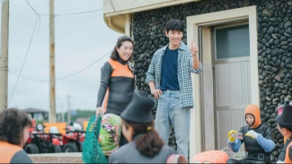 Ji Chang-Wook Bersama Ibu-ibu Penyelam Ji Chang-Wook Bersama Ibu-ibu Penyelam
