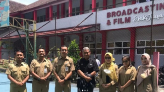 Komunitas Guru Broadcasting (KGB) dan SMK Negeri 7 Solo Komunitas Guru Broadcasting (KGB) dan SMK Negeri 7 Solo