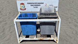 Tempat Sampah di Pantai Biru Tempat Sampah di Pantai Biru