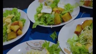 Piring-piring Tahu Campur yang Siap Disajikan Piring-piring Tahu Campur yang Siap Disajikan