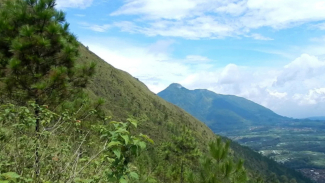 Gunung Telomoyo Dilihat dari Gunung Andong Gunung Telomoyo Dilihat dari Gunung Andong