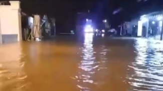 Air Banjir Menutupi Jalan Raya Air Banjir Menutupi Jalan Raya