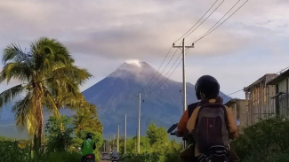 Gunung Merapi tampak dari kejauhan Gunung Merapi tampak dari kejauhan