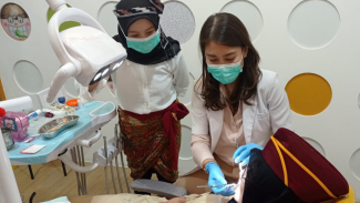 Ilustrasi: Dokter Gigi sedang Merawat Pasien Ilustrasi: Dokter Gigi sedang Merawat Pasien
