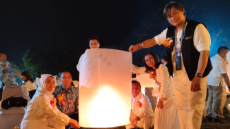 Lampion Waisak 2568 BE Diterbangkan di Candi Borobudur