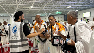 Jemaah Haji Indonesa Mendapat Air Zam-Zam Saat Tiba di Bandara Jedah