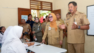Nana Sudjana Didampingi Kepala SMAN 9 Surakarta, Harmani Nana Sudjana Didampingi Kepala SMAN 9 Surakarta, Harmani