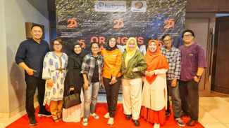 Jajaran Dekanat dan Alumni Uniiversitas Esa Unggul Jajaran Dekanat dan Alumni Uniiversitas Esa Unggul