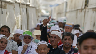 Senyum Bahagia Jemaah Indonesia Meninggalkan Mina Kembali ke Makkah Senyum Bahagia Jemaah Indonesia Meninggalkan Mina Kembali ke Makkah