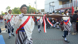 Pasukan Bregada Kampung Wisata Membawa Senjata Tombak Pasukan Bregada Kampung Wisata Membawa Senjata Tombak