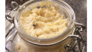 Casu Marzu adalah Keju Berisi Larva Lalat Casu Marzu adalah Keju Berisi Larva Lalat