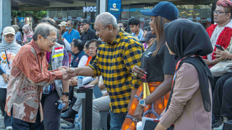 dr. Lie Bersama dengan Perwakilan BNPB dr. Lie Bersama dengan Perwakilan BNPB