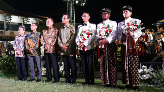 Gubernur DIY Sri Sultan Hamengku Buwono X dan Jajaran TNI AU Gubernur DIY Sri Sultan Hamengku Buwono X dan Jajaran TNI AU