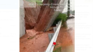 Longsor di Tanggul Ruas Tol CSJ Akibat Hujan Deras Longsor di Tanggul Ruas Tol CSJ Akibat Hujan Deras