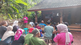 Suasana Launching Novel Hero Hore