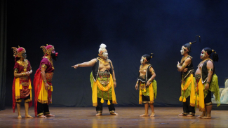 Semar, Gareng, Petruk dan Bagong Bertemu dengan Togog dan Bilung