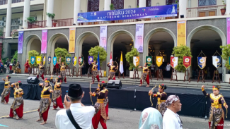 20 Penari Kagama Beksan Indonesia (KBI) Sajikan Tari Satyo Perwiro 20 Penari Kagama Beksan Indonesia (KBI) Sajikan Tari Satyo Perwiro