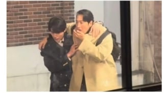 Aksi Lee Dong-Wook dan Lee Kwang-Soo Aksi Lee Dong-Wook dan Lee Kwang-Soo