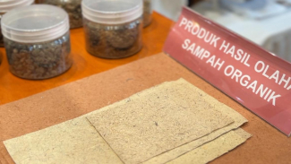 Olah Sampah Jadi Bahan Baku Kerajinan Olah Sampah Jadi Bahan Baku Kerajinan