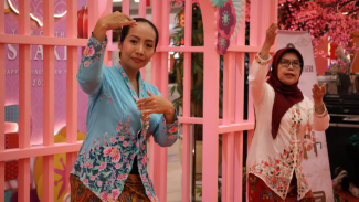 Menari Tarian Kuno dengan Kebaya Encim, Diinisiasi Sendang Wangi Menari Tarian Kuno dengan Kebaya Encim, Diinisiasi Sendang Wangi