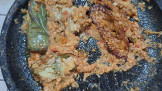Sambel penyetan terong dan tempe Sambel penyetan terong dan tempe